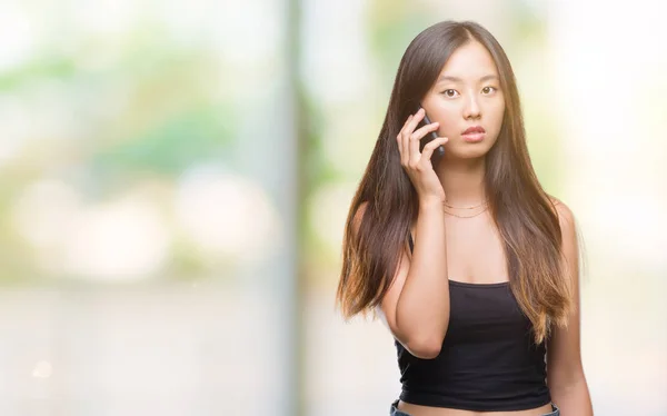 Jonge Aziatische Vrouw Aan Telefoon Spreken Geïsoleerde Achtergrond Met Een — Stockfoto