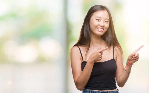 Jovem Mulher Asiática Sobre Fundo Isolado Sorrindo Olhando Para Câmera — Fotografia de Stock