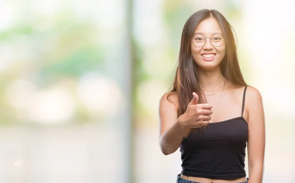 Jovem Mulher Asiática Vestindo Óculos Sobre Fundo Isolado Fazendo Polegares — Fotografia de Stock