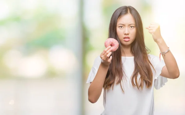 Joven Mujer Asiática Comiendo Donut Sobre Fondo Aislado Molesto Frustrado — Foto de Stock