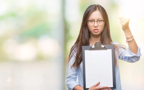 Giovane Donna Affari Asiatica Che Tiene Appunti Sfondo Isolato Infastidito — Foto Stock