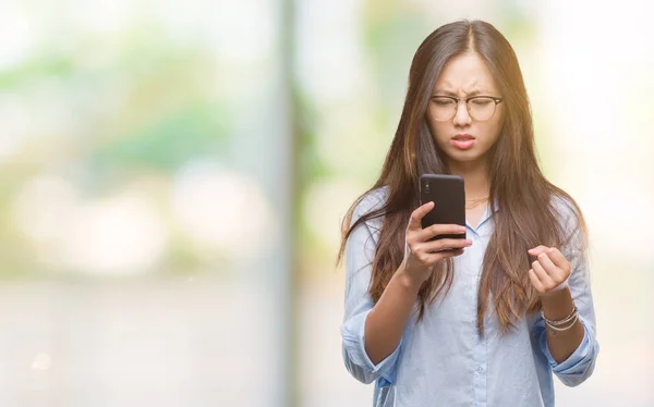 Jovem Mulher Asiática Mensagens Usando Smartphone Sobre Fundo Isolado Irritado — Fotografia de Stock
