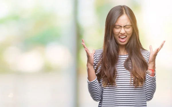 Mladá Asijská Žena Nosí Brýle Izolované Pozadí Slaví Mad Crazy — Stock fotografie