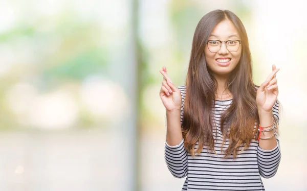 Νεαρά Ασιατικές Γυναίκα Φοράει Γυαλιά Πέρα Από Απομονωμένο Υπόβαθρο Χαμογελώντας — Φωτογραφία Αρχείου