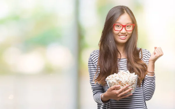 Jovem Asiático Mulher Comer Pipoca Sobre Isolado Fundo Gritando Orgulhoso — Fotografia de Stock
