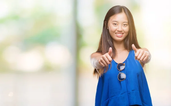 Giovane Donna Asiatica Sfondo Isolato Approvando Facendo Gesto Positivo Con — Foto Stock