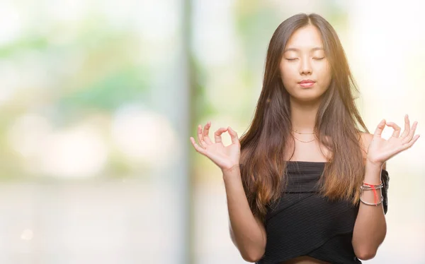在孤立的背景下 年轻的亚洲妇女放松和微笑闭上眼睛做冥想手势用手指 瑜伽理念 — 图库照片