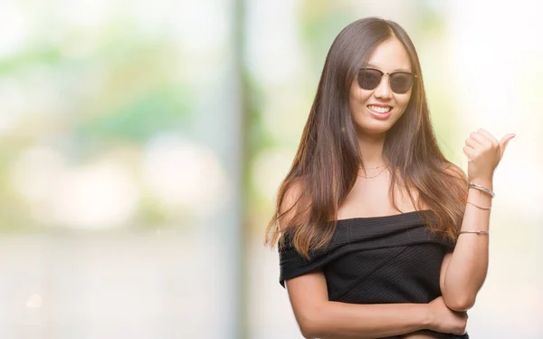 Młoda Kobieta Azjatyckich Noszenie Okularów Przeciwsłonecznych Białym Tle Uśmiechnięty Szczęśliwy — Zdjęcie stockowe