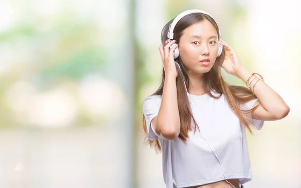 Giovane Donna Asiatica Che Ascolta Musica Indossando Cuffie Sfondo Isolato — Foto Stock