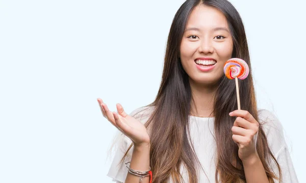 Jonge Aziatische Vrouw Lollipop Snoep Eten Geïsoleerd Achtergrond Erg Blij — Stockfoto