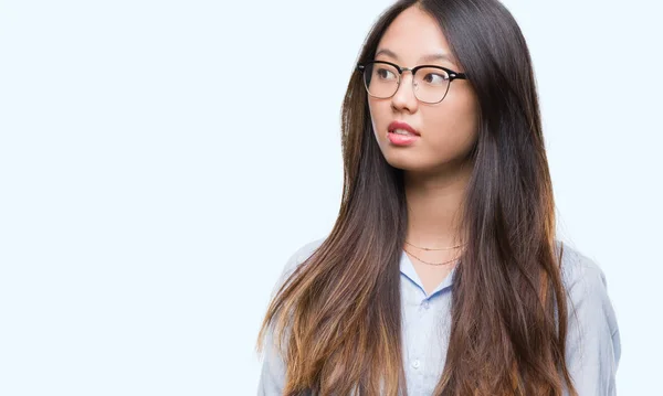 Jonge Aziatische Zakenvrouw Bril Geïsoleerde Achtergrond Glimlachend Uitziende Kant Staren — Stockfoto