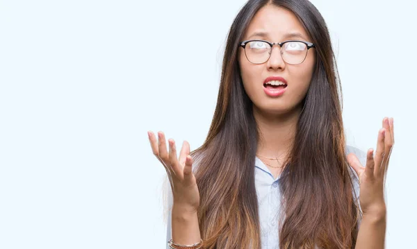 Junge Asiatische Geschäftsfrau Mit Brille Über Isoliertem Hintergrund Verrückt Und — Stockfoto