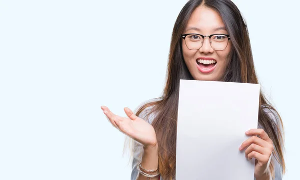 Jovem Mulher Asiática Segurando Papel Branco Sobre Fundo Isolado Muito — Fotografia de Stock