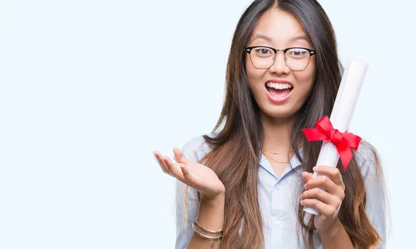 Jovem Asiático Mulher Segurando Grau Sobre Isolado Fundo Muito Feliz — Fotografia de Stock