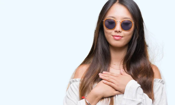 Young Asian Woman Wearing Sunglasses Isolated Background Smiling Hands Chest — Stock Photo, Image