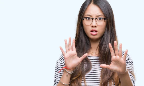 Mujer Asiática Joven Con Gafas Sobre Fondo Aislado Asustado Aterrorizado —  Fotos de Stock