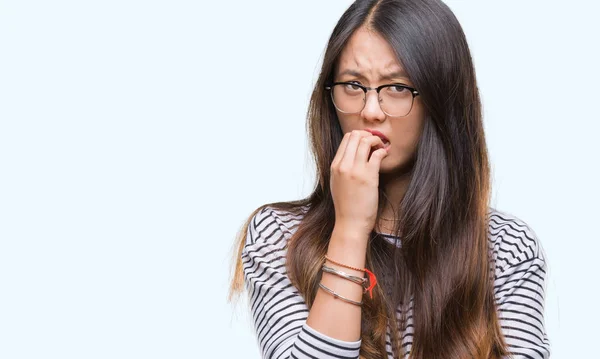 Ung Asiatisk Kvinna Som Bär Glasögon Över Isolerade Bakgrund Ser — Stockfoto