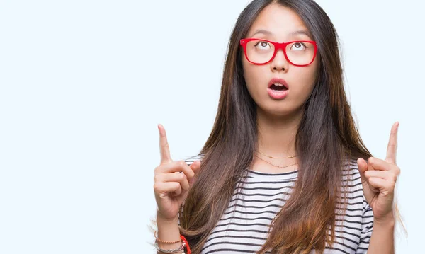 Giovane Donna Asiatica Indossa Occhiali Sfondo Isolato Stupito Sorpreso Guardando — Foto Stock