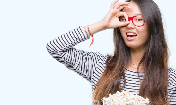 Giovane Donna Asiatica Mangiare Popcorn Sfondo Isolato Con Volto Felice — Foto Stock