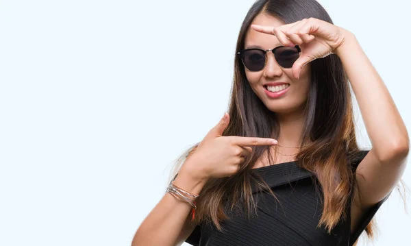 Mujer Asiática Joven Con Gafas Sol Sobre Fondo Aislado Sonriendo —  Fotos de Stock