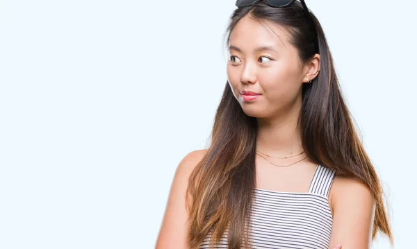 Jonge Aziatische Vrouw Dragen Van Een Zonnebril Geïsoleerde Achtergrond Glimlachend — Stockfoto