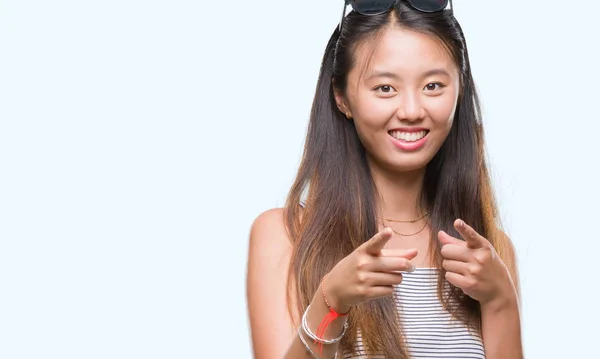 Jonge Aziatische Vrouw Dragen Van Een Zonnebril Geïsoleerde Achtergrond Wijzen — Stockfoto