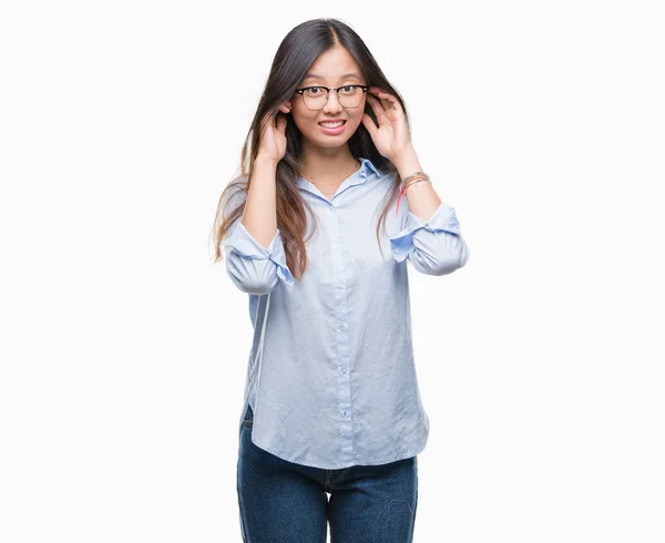 若いアジア ビジネス女性が騒々しい音楽のノイズの腹式指で耳を覆う孤立した背景にメガネを着用します 聴覚障害者の概念 — ストック写真