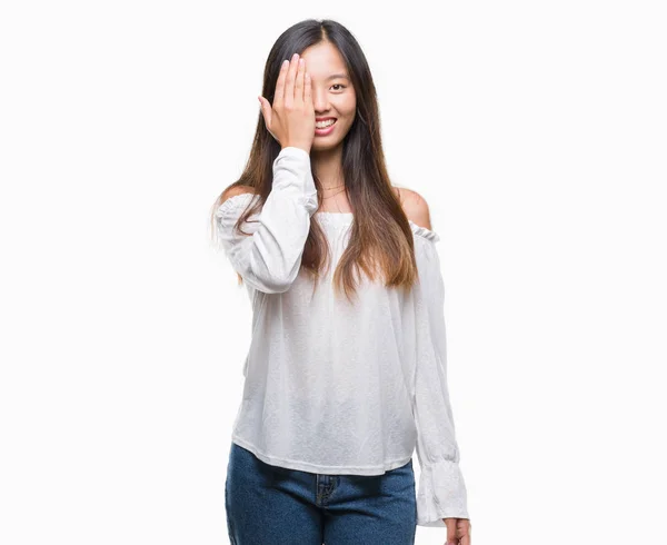 Młoda Azjatka Kobieta Białym Tle Obejmujące Jedno Oko Ręką Pewnie — Zdjęcie stockowe