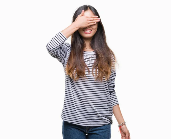 若いアジアの女性は微笑し 笑う顔驚きの目を覆っている手で孤立した背景にメガネを着用します 視覚障害者の概念 — ストック写真