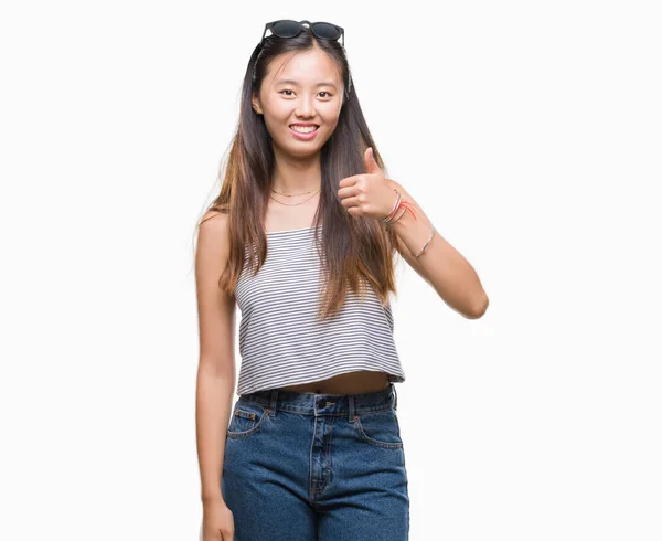 Junge Asiatische Frau Mit Sonnenbrille Über Isoliertem Hintergrund Macht Glückliche — Stockfoto