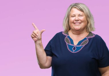 Kıdemli artı boyutu gösteren ve parmakları ile işaret eden oktan yukarı arka plan üzerinde beyaz kadın izole ikincisi ise kendinden emin ve mutlu gülümseyerek.