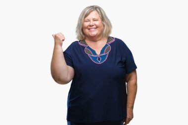 Kıdemli artı beyaz kadın yüzünden arka plan seyir ve başparmak yanında yukarıyı mutlu yüz ile gülümseyen izole boyutu.