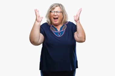 Kıdemli artı boyutu üzerinde gözlük takan kafkas kadın arka plan çılgın ve kızgın bağırarak ve bağırmaya agresif ifade ve silah kaldırdı ile izole. Hayal kırıklığı kavramı.