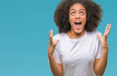 Genç afro Amerikalı kadın izole arka plan çılgın ve kızgın bağırarak ve agresif ifade ve silah kaldırdı bağırıyor. Hayal kırıklığı kavramı.