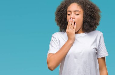 Genç afro Amerikalı kadın izole arka plan üzerinde el ile ağız kapsayan yorgun esneme sıkılmış. Restless ve uyku hali.