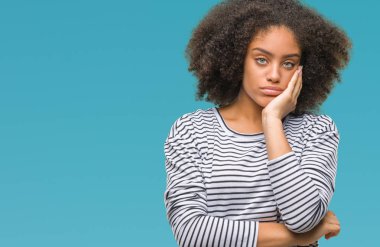 İzole arka plan düşünme seyir üzerinde genç afro Amerikalı kadın yorgun ve sıkılmış çapraz silah depresyon sorunları ile.