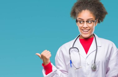 Genç afro Amerikalı doktor kadın arıyorum ve başparmak yanında yukarıyı mutlu yüz ile gülümseyen izole arka plan.