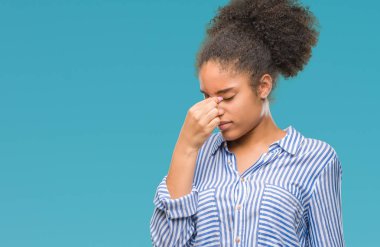 İzole arka burun ve göz yorgunluğu ve baş ağrısı duygu sürtünme yorgun genç afro Amerikalı kadın. Stres ve hayal kırıklığı kavramı.