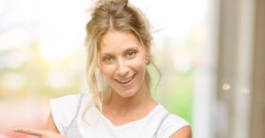 Genç güzel kadın uzak yan parmak ile işaret