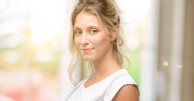 Genç güzel kadın kendinden emin ve mutlu bir büyük doğal gülümseme davet ile girmek için