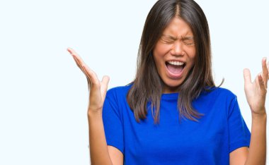 Genç Asyalı kadın deli ve silah ile başarı için deli kutluyor izole arka plan üzerinde kaldırdı ve heyecanlı çığlık gözler kapalı. Kazanan kavramı