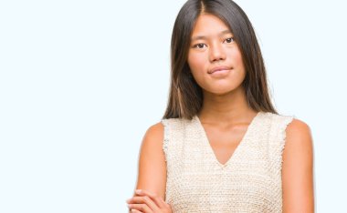 Genç Asyalı kadın izole arka plan mutlu yüz çapraz silah kameraya bakarak ile gülümseyen yüzünden. Olumlu bir kişi.