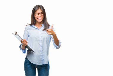 Genç Asya iş kadın Pano ile mutlu büyük holding izole arka plan yüzünden gülümseme ok işareti, başparmak ile parmak, mükemmel işareti yapıyor