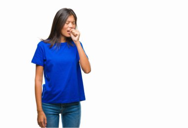 Genç Asyalı kadın hasta ve soğuk veya bronşit için semptom olarak öksürük duygu izole arka plan üzerinde. Sağlık kavramı.