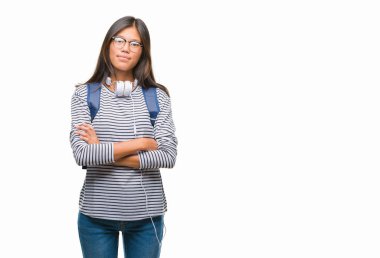 Üzerinde kulaklık ve sırt çantası giyen genç Asyalı öğrenci kadın mutlu yüz ile gülümseyerek kameraya seyir silah geçti arka plan izole. Olumlu bir kişi.