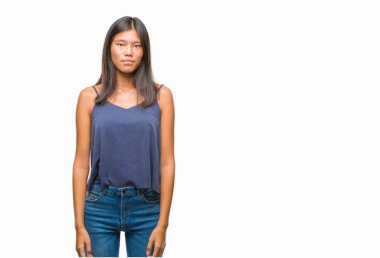 Genç Asyalı kadın yüzünde ciddi bir ifade ile izole arka plan üzerinde. Basit ve doğal kameraya bakıyor.