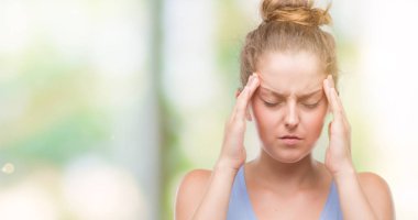 Sarışın genç kadın baş baş ağrısı için el ile çünkü stres. Migren muzdarip.