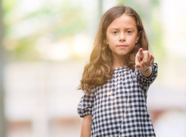 Esmer Latin kız giyiyor siyah ve beyaz elbise kamera ve size parmak ile işaret, el işareti, pozitif ve kendinden emin bir jest ön