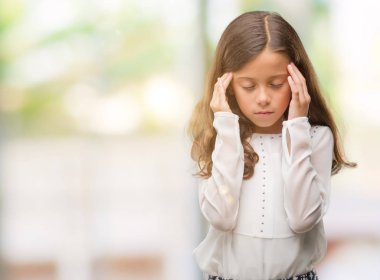 Esmer Latin kız baş baş ağrısı için el ile çünkü stres. Migren muzdarip.