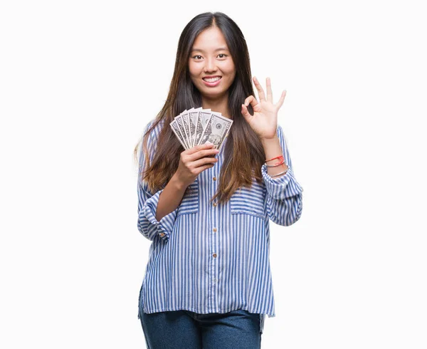 Jovem Mulher Asiática Segurando Dólares Sobre Fundo Isolado Fazendo Sinal — Fotografia de Stock